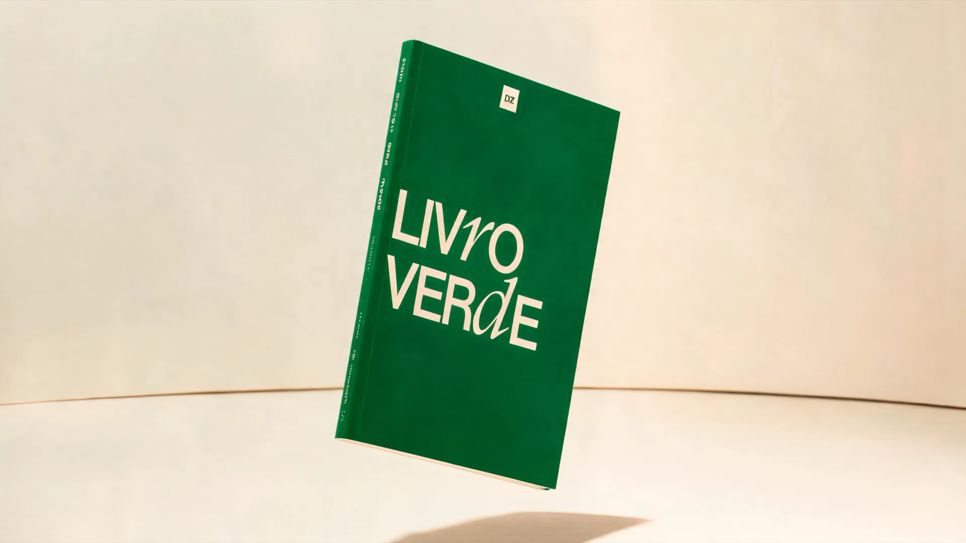 O Livro Verde, de capa verde, flutuando num estúdio creme