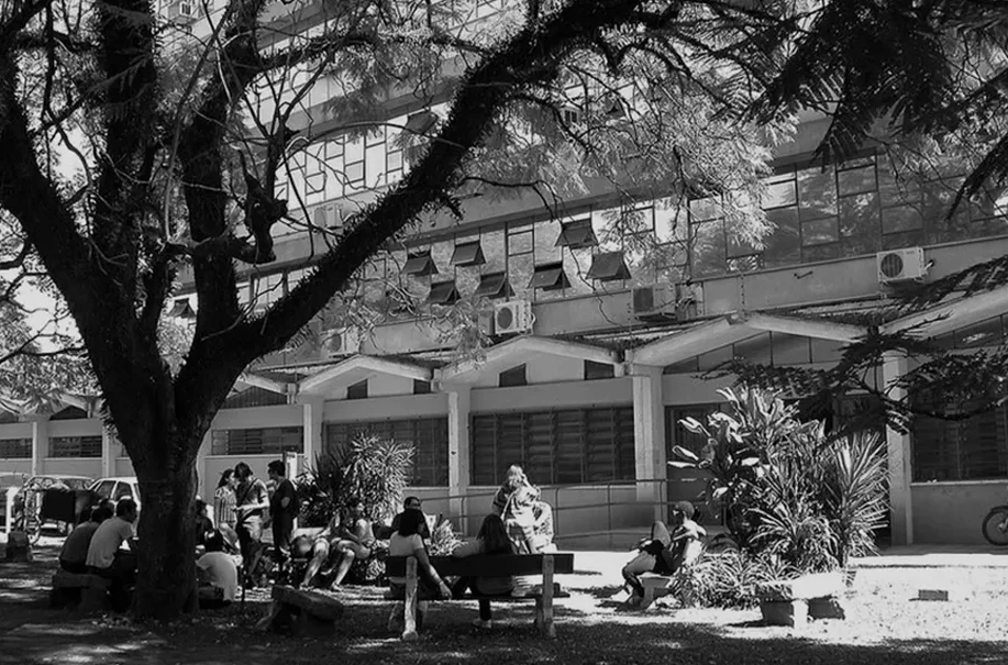 Foto antiga, em preto e branco, do prédio da Fabico