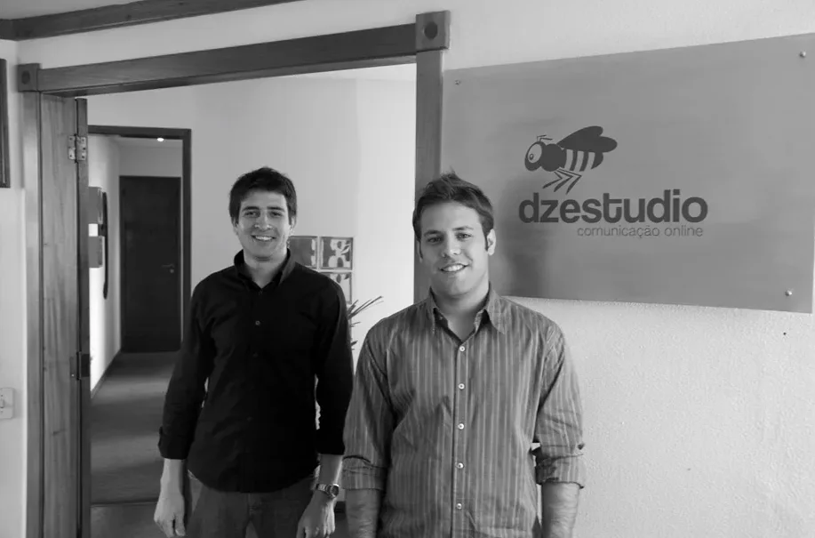 Os dois fundadores da DZ em 2005, em frente à placa da dzestudio