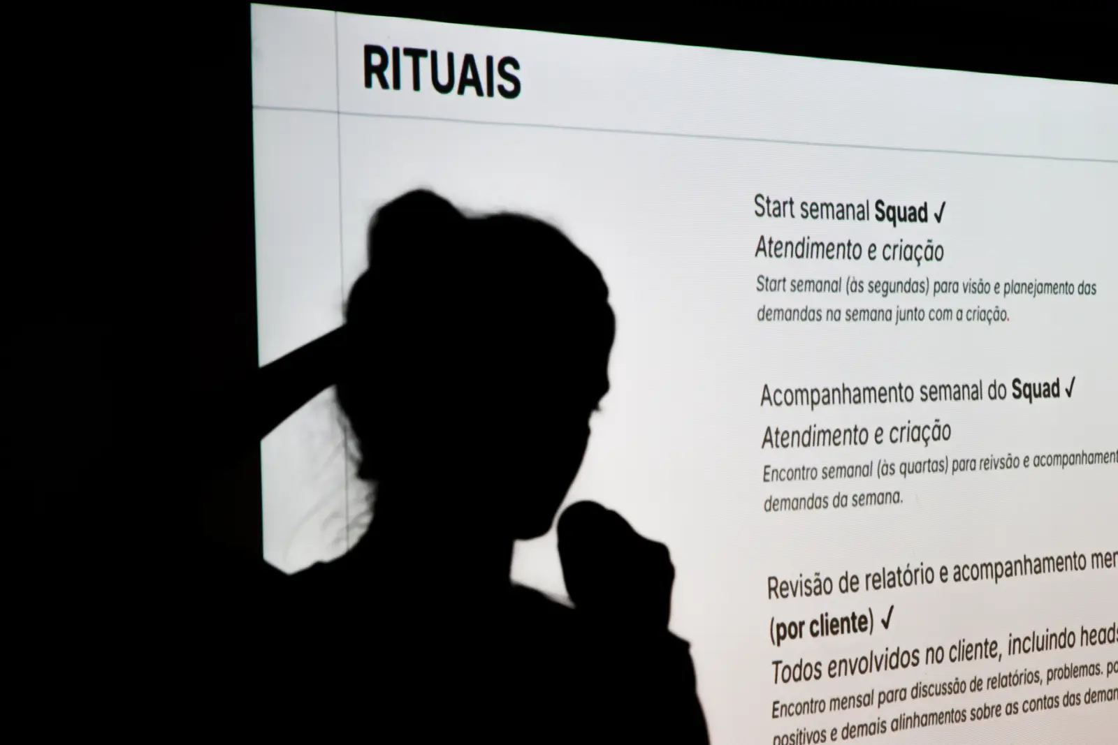 Silhueta diante de um slide sobre os rituais dos squads, no DZ Day 2026
